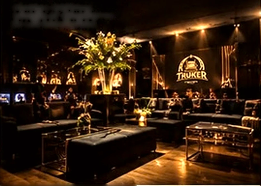 Zona VIP de networking con mesas y luces cálidas